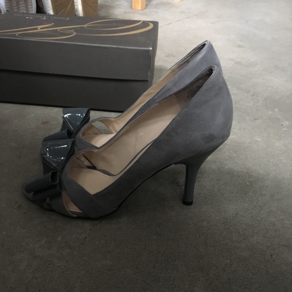 Suede gray bow peep toe shoes
